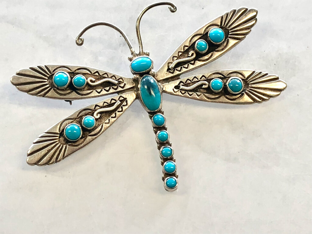 Fixed: dragonfly on brooch now has two antennae